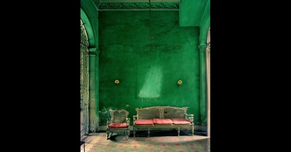 As fotos de Eastman revelam a vida passada dos prédios. Retângulos de cores mais claras parecem fantasmas dos quadros que já passaram pelas paredes (Imagem da BBC, usar apenas no respectivo material)  - Michael Eastman/BBC