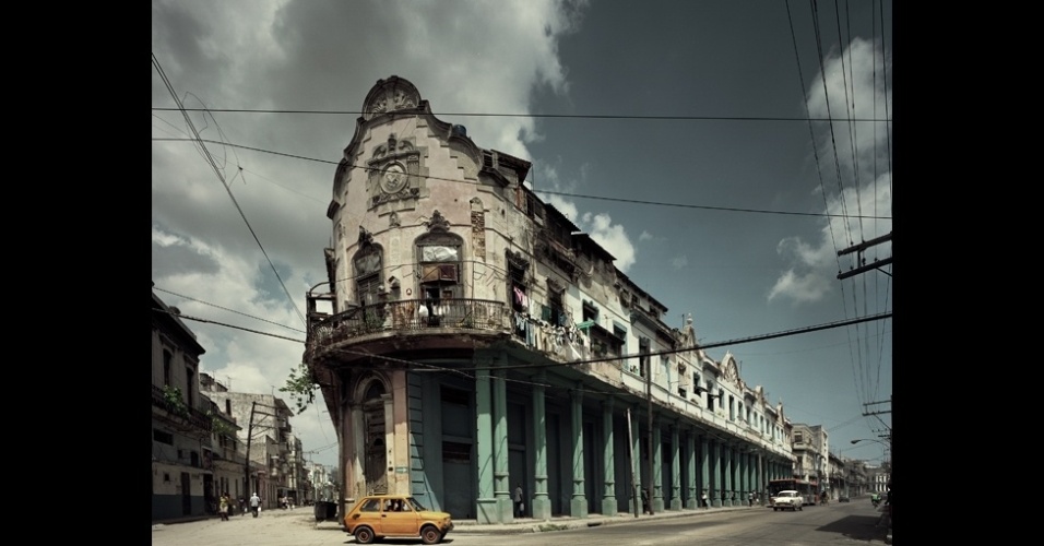 Coloridos e danificados, os interiores e exteriores dos prédios antigos de Havana são mostrados em uma nova exposição das obras de Michael Eastman, na galeria Michael Hoppen, de Londres(Imagem da BBC, usar apenas no respectivo material)  - Michael Eastman/BBC