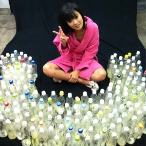 Uta Kohaku, atriz japonesa de filmes pornôs, posa ao lado de garrafas com sêmen enviadas por seus fãs - Reprodução/Twitter