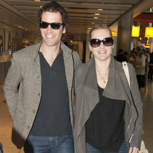 17.jan.2012 - Kate Winslet e Ned Rocknroll desembarcam no aeroporto de Heathrow 