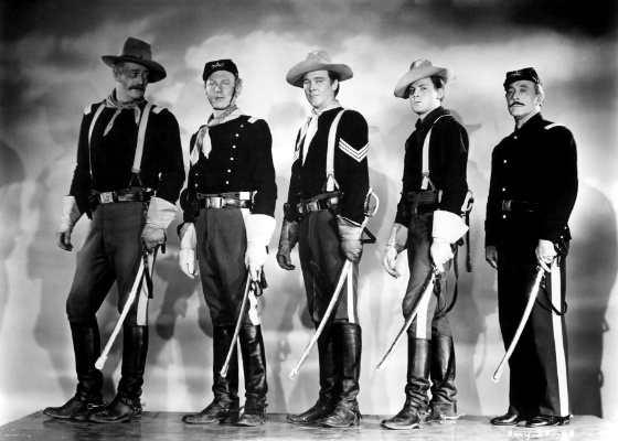 1949 - Harry Carey Jr. é o segundo à esquerda, depois de John Wayne, em foto de divulgação no set de "Legião Invencível", de John Ford - Reprodução