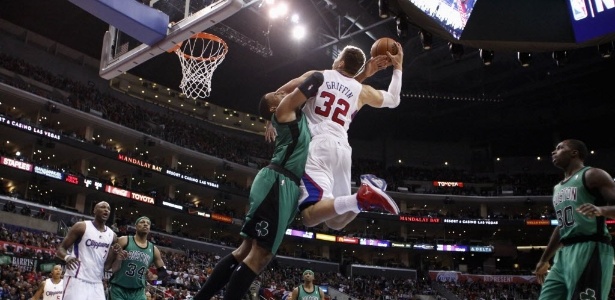 Blake Griffin tenta cravada mas é parado com falta por Jared Sullinger, dos Celtics - REUTERS/Danny Moloshok
