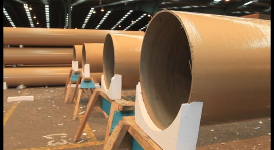 Construída a partir de tubos de papelão revestidos com poliuretano à prova de água e bloqueadores de fogo, a nova Catedral, assinada por Shigeru Ban, poderá abrigar 700 pessoas (Imagem da BBC, usar apenas no respectivo material) - Reprodução BBC