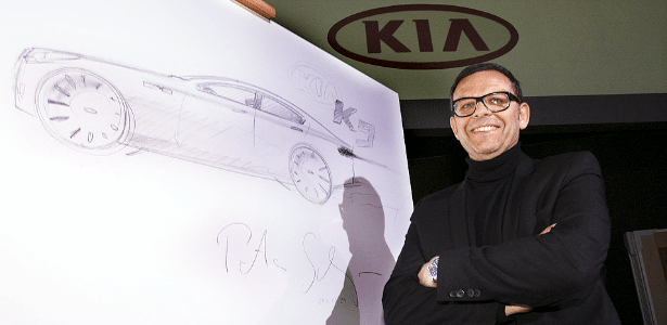 Peter Schreyer, designer-estrela e agora presidente da Kia, posa com esboço do sedã Quoris (K9 na Coreia) - Newsis/Reuters