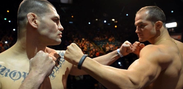 Cigano e Velasquez se encaram na pesagem do UFC 155 - Divulgação/UFC