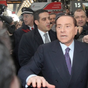 O ex-premiê da Itália Silvio Berlusconi é cercado por jornalistas em Milão, Itália
