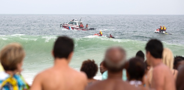 Helicóptero do Corpo de Bombeiros caiu no mar em Copacabana, no sábado (29) - Fernando Maia/UOL