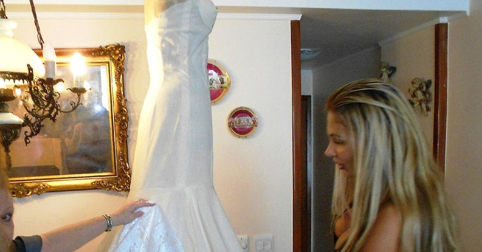 Ângela Bismarchi mostra vestido de noiva