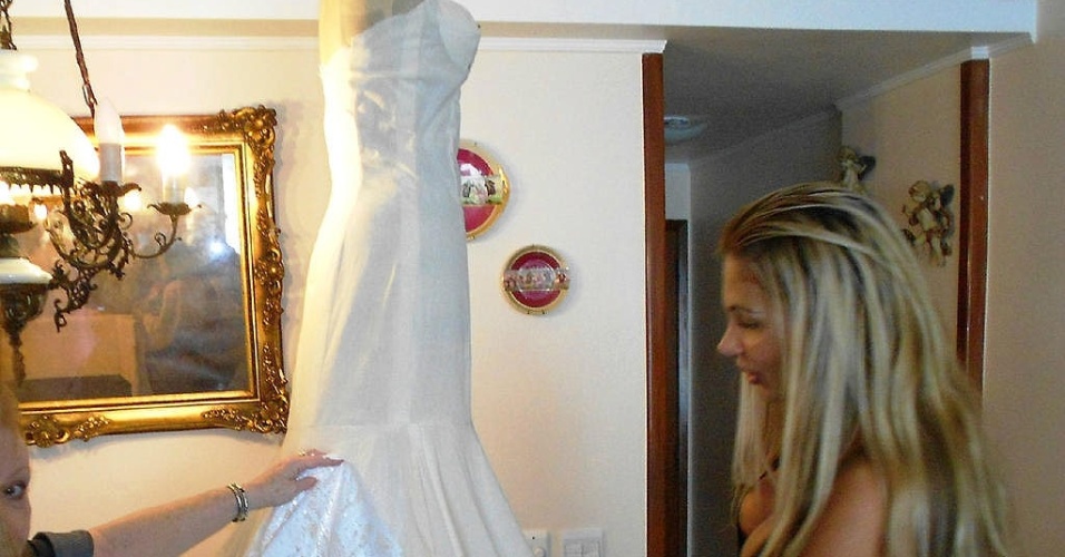 Ângela Bismarchi posta foto de seu vestido de noiva