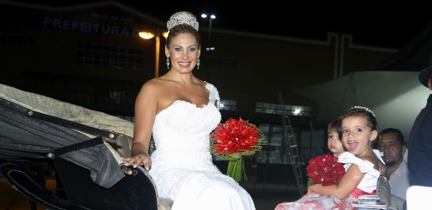 29.dez.2012 - Ângela Bismarchi chega para se casar em carruagem
