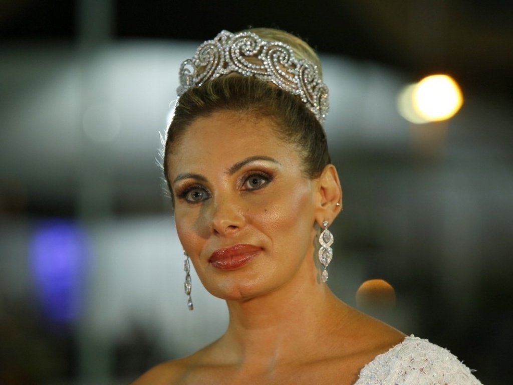29.dez.2012 - Ângela Bismarchi posa para foto durante casamento no Rio