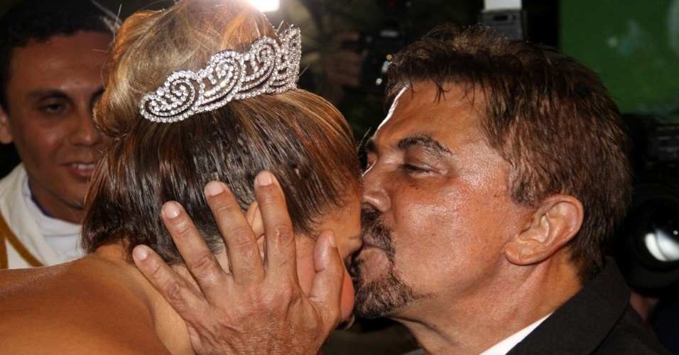 29.dez.2012 - Wagner de Moraes beija a testa de Ângela Bismarchi durante casamento no Rio