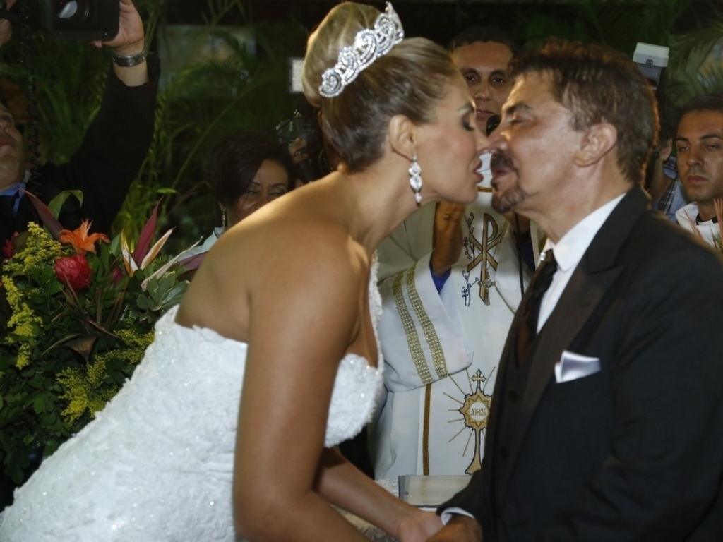 29.dez.2012 - Wagner de Moraes e Ângela Bismarchi se beijam durante casamento no Rio