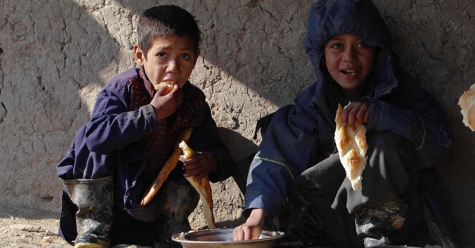30.dez.2012 - Garotos comem em rua de Cabul, no Afeganistão