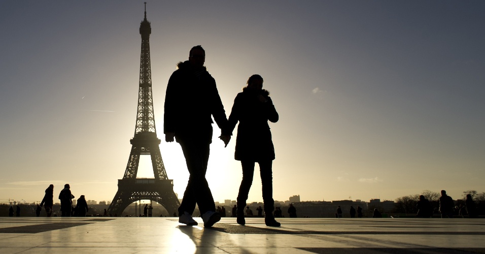 30.dez.2012 - Turistas observam a torre Eiffel, em Paris