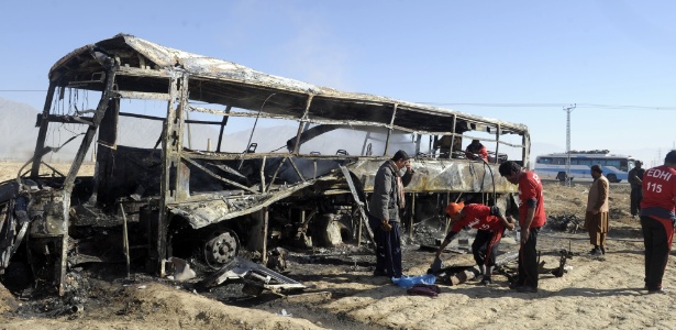 Voluntários procuram por vítimas após a explosão de um carro-bomba em Mastung, ao sul de Queta, no Paquistão, que atingiu ônibus que transportava peregrinos muçulmanis xiitas ao Irã