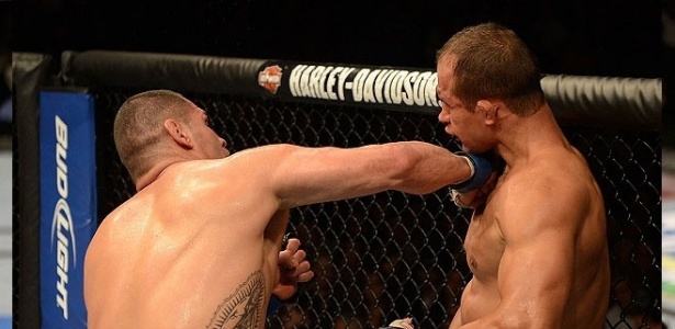 Velásquez acerta Cigano na grade no UFC 155: brasileiro falou em "mentalidade errada" - Donald Miralle/Zuffa LLC/Zuffa LLC via Getty Images