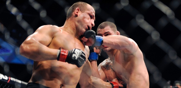 Junior Cigano (e) é golpeado pelo novo campeão dos pesados Velásquez no UFC 155 - AP Photo/David Becker