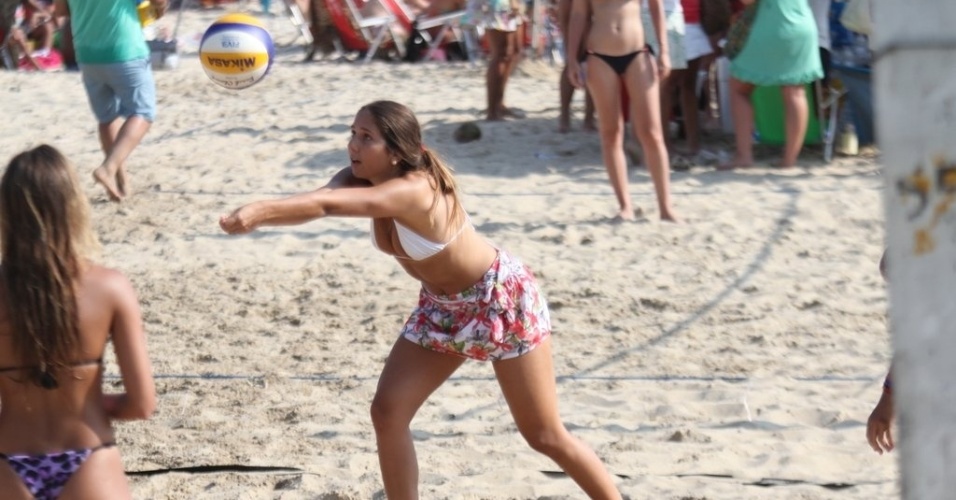 31.dez.2012 Carolina Portaluppi, filha do ex-jogador Renato Gaúcho, joga vôlei na praia de Ipanema, no Rio