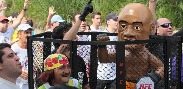 Fantasiado de octógono, participante corre a São Silvestre com boneco de Anderson Silva