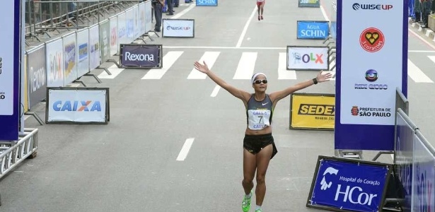 Tatiele Carvalho cruza a linha de chegada da São Silvestre, ela foi a brasileira melhor colocada da prova.