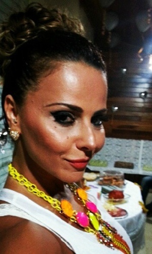 31.dez.2012 Viviane Araújo caprichou na maquiagem e no maxicolar para passar a virada de ano