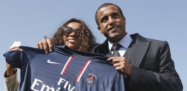 Após ser apresentado pelo PSG, Lucas posa para foto com sua mãe, Fátima - REUTERS/Fadi Al-Assaad