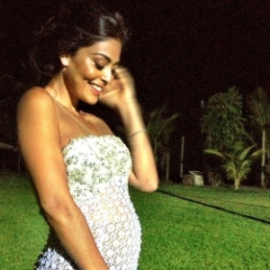 1.jan.2012 Juliana Paes mostra a barriga de 12 semanas e anuncia que está grávida de mais uma menino