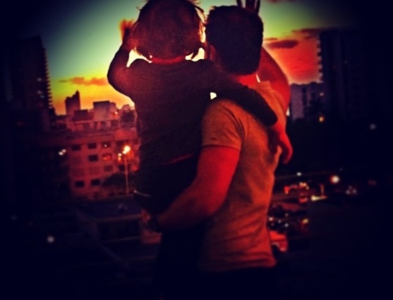 1.jan.2013 - Em Miami, Cássio Reis "dá tchau" para 2012 com o filho Noah, de seu relacionamento com Danielle Winits, no colo