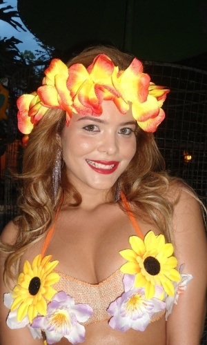 1.jan.2013 - Geisy Arruda mostra a roupa que usou para a festa de Réveillon e diz "Que branco que nada! Havaiana é mais legal"