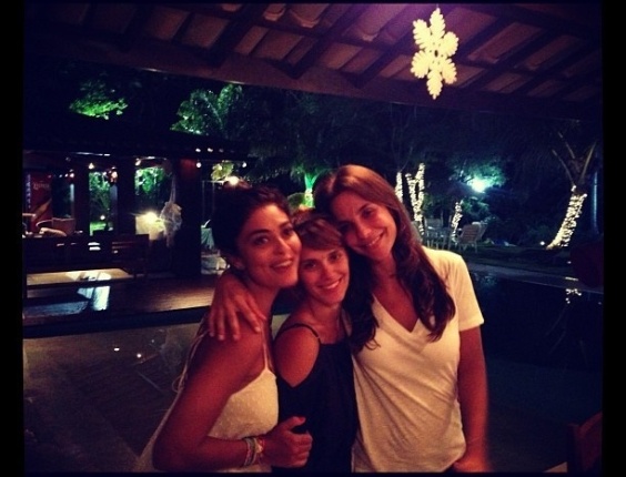 1.jan.2013 - Juliana Paes e Carolina Dieckmann passaram a virada na casa de Ivete Sangalo. A cantora disse que "Aszamiga curtindo o fim de ano! Aqui em casa tá fervendo."