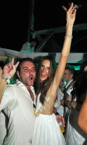 1.jan.2013 - Matheus Mazzafera e a top Alessandra Ambrosio curtem o Réveillon em clube de Florianópolis, SC
