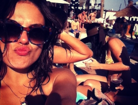 1.jan.2013 - No Caribe, Isis Valverde se diverte com amigas na praia