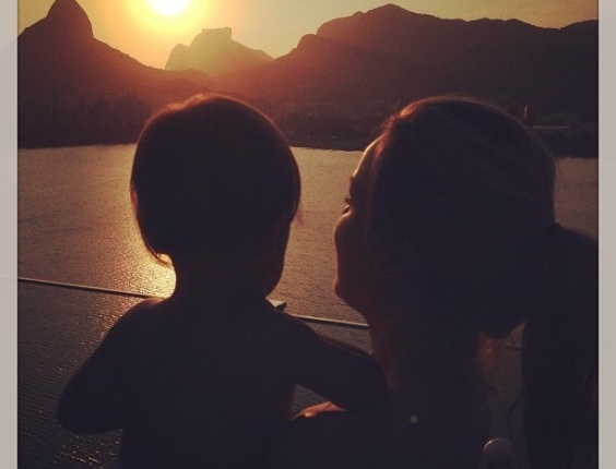 1.jan.2013 - No Rio, Eliana assiste ao último por do sol de 2012 ao lado do filho Arthur