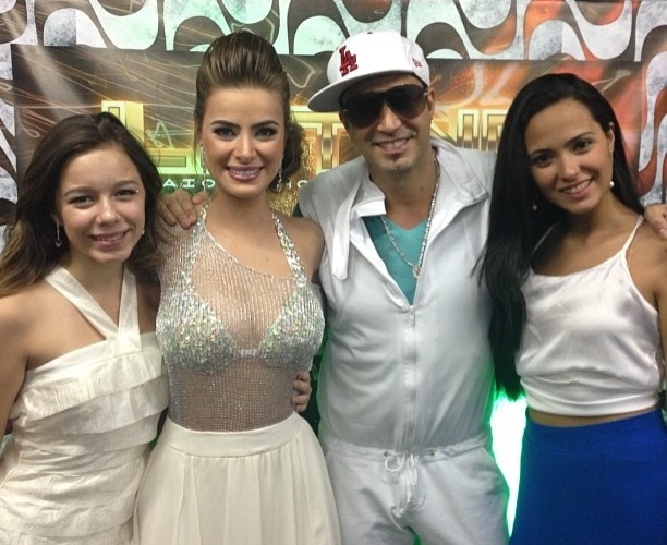 1.jan.2013 - O cantor Latino posa com a namorada Rayanne Morais e as filhas nos bastidores de show em BH