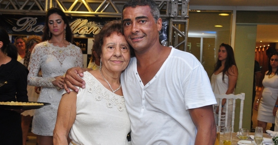 1.jan.2013  -  O ex-jogador e deputado Romário passa o Réveillon com a mãe e amigos em condomínio na Barra da Tijuca, no Rio