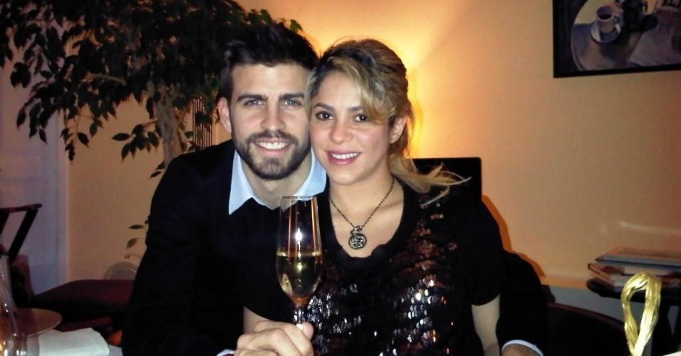 1.jan.2013 - O jogador Gerard Piqué brindou o ano novo ao lado da mulher, a cantora Shakira, que está grávida do primeiro filho do casal