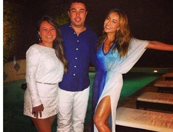 1.jan.2013 - Sabrina Sato passa a virada do ano ao lado da irmã Karina e familiares em Miami, nos EUA