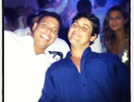 1.jan.2013 - Solteiro, Ronaldo curte balada com Bruno de Luca em Punta Del Este, no Uruguai