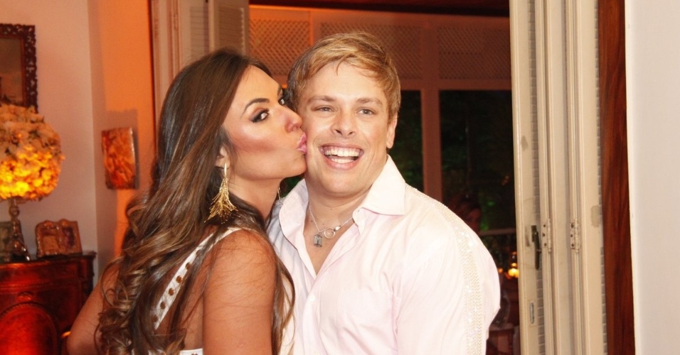 1.jan.2013 -Nicole Bahls beija o anfitrião Bruno Chateaubriand, que recebeu famosos em sua casa na Gávea, no Rio