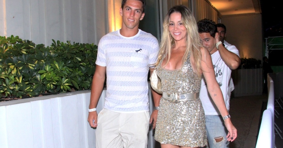 1.jan.2013  Danielle Winits é acompanhada pelo namorado, o jogador Amaury Nunes, em festa de Réveillon em um hotel do Rio