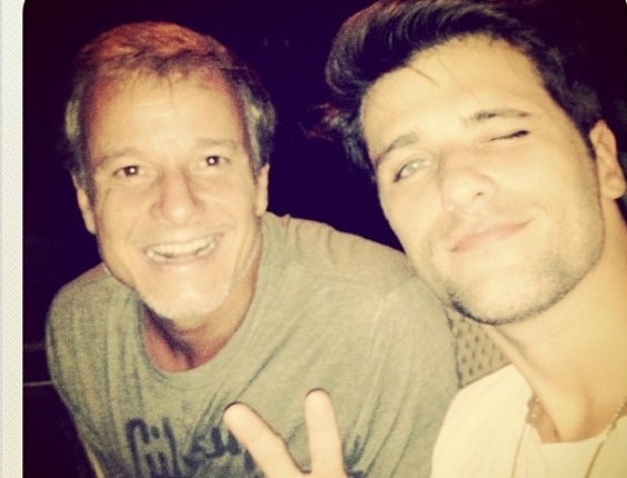 1.jan.2013 Os atores Marcelo Serrado e Bruno Gagliasso passaram o Réveillon juntos em uma festa em Fernando de Noronha. Gagliasso, que postou a foto no Twitter, também estava acompanhado da mulher Geovanna Ewbank