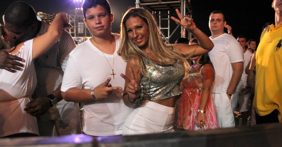 1.jan.2013  Valesca Popozuda celebra o ano novo com o filho na praia de Copacabana