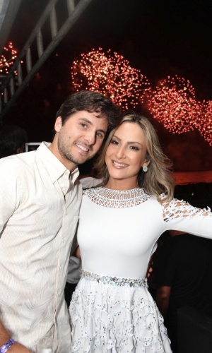 31.dez.2012 - Antes de se apresentar no palco na praia de Copacabana, Claudia Leitte curtiu a queima de fogos do Réveillon do Rio ao lado do marido, Marcio Pedreira