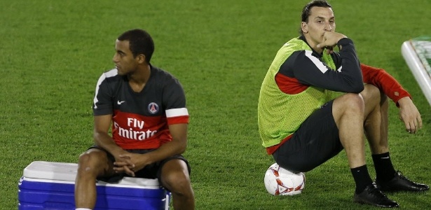 Lucas (e) descansa durante treino do PSG no Qatar ao lado do sueco Ibrahimovic - Fadi Al-Assaad/Reuters