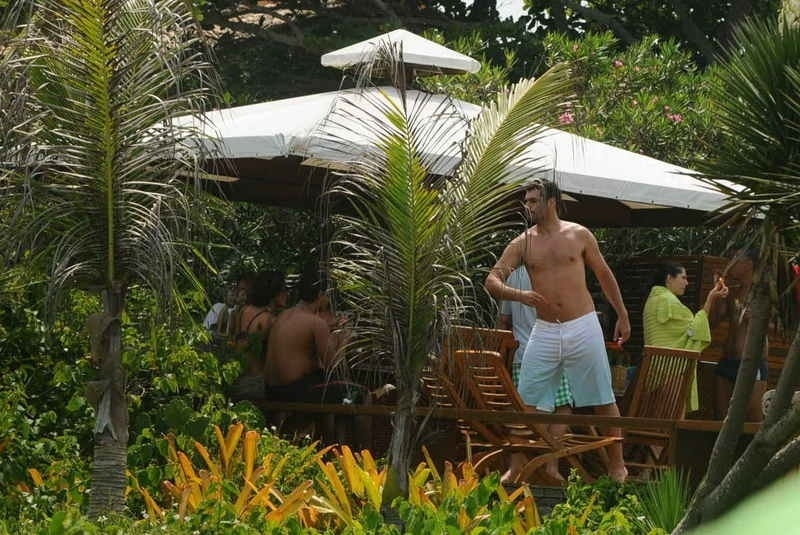 2.jan.2013 Em Búzios de férias com a família, o ator Thiago Lacerda aproveitou a tarde para aproveitar o sol e nadar na praia