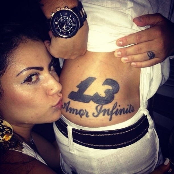 2.jan.2013 Namorada de Thammy Gretchen, Linda beija tatuagem da atriz de "Salve Jorge" que exibe o número 13. "Será que é o nosso ano?", escreveu Thammy em foto publicada em sua página no Instagram