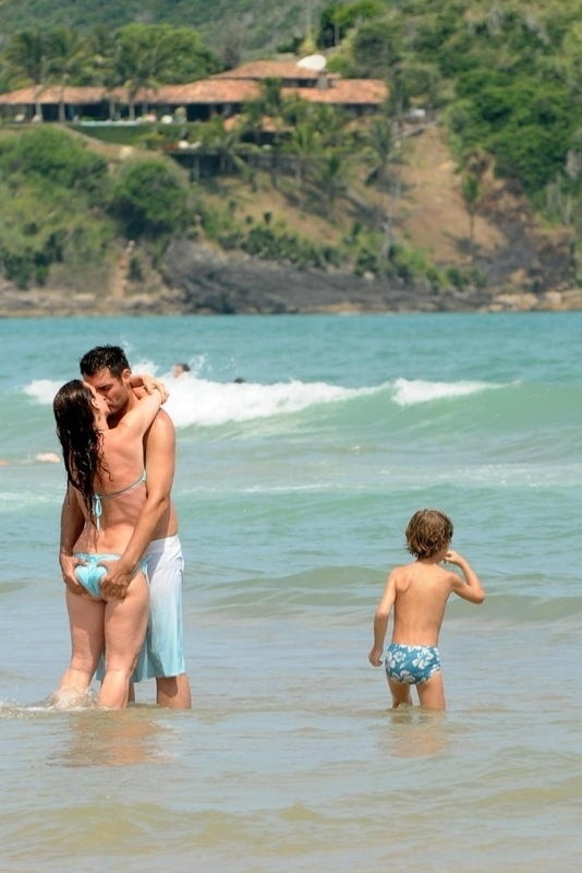 2.jan.2013 Thiago Lacerda beija a mulher Vanessa Lóes durante férias em Búzios, no Rio de Janeiro. O casal está junto há 11 anos e já passou por duas separações