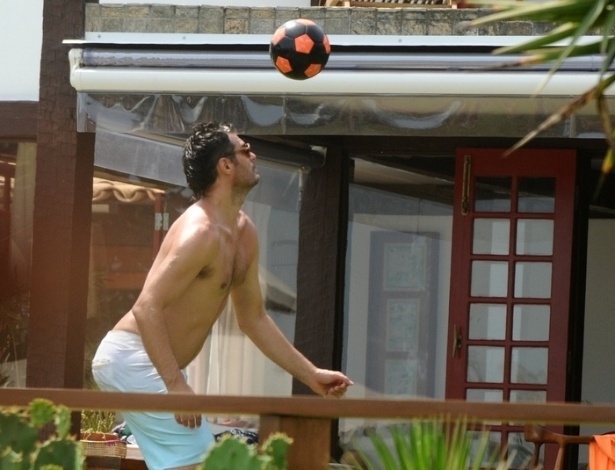 2.jan.2013 Thiago Lacerda joga futebol em casa de praia em Búzios