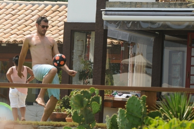 2.jan.2013 Thiago Lacerda joga futebol em casa de praia em Búzios, o casal passou o réveillon na praia do Rio de Janeiro